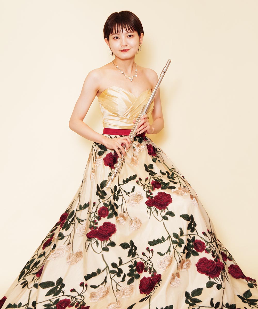 花柄刺繍ドレスを着て撮影を行ったフルート奏者様のお写真