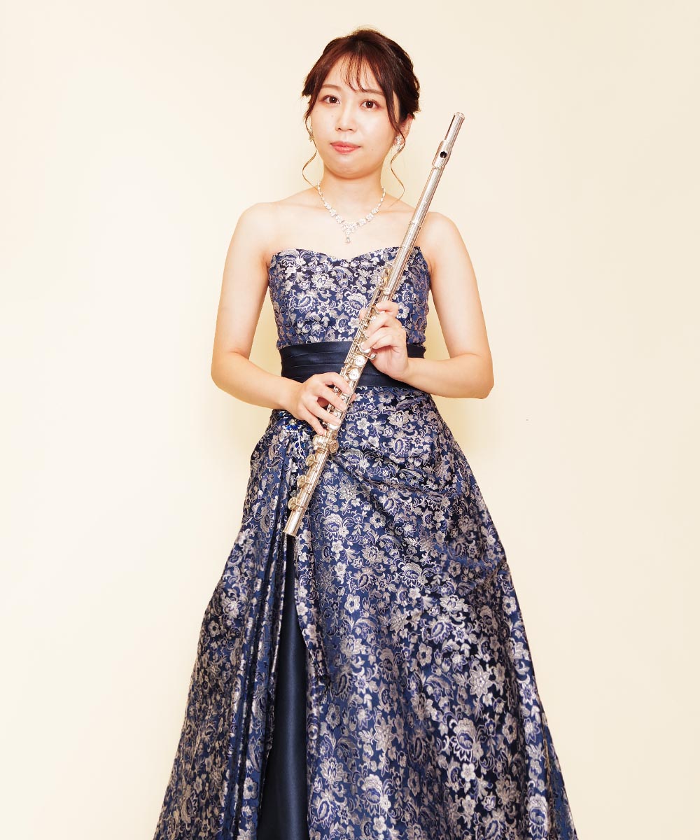 フルート奏者様のネイビーカラー斜めドレープジャガードデザインドレスを着用された宣材写真
