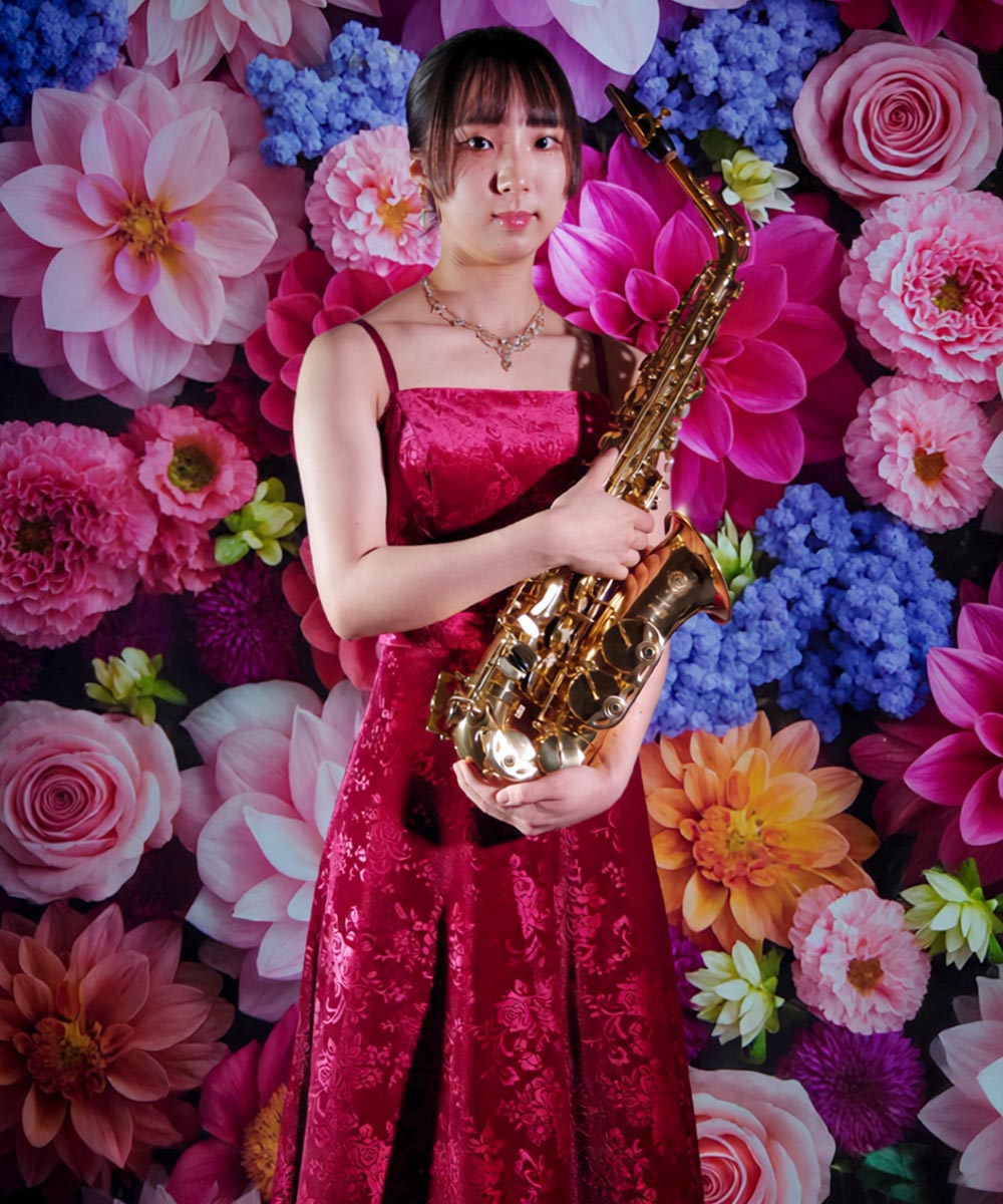 LEDウォール背景を使用したサックス奏者さまの演奏会用宣材写真